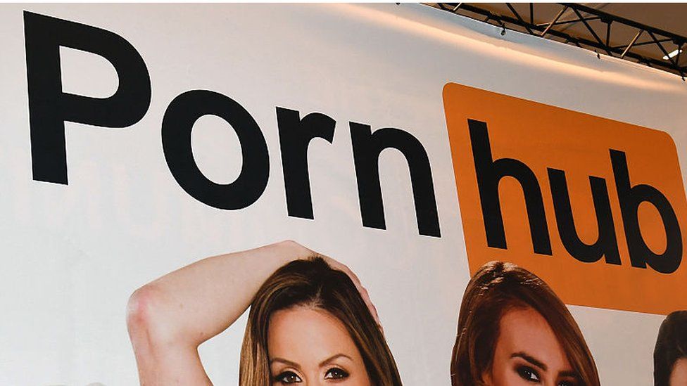 Понад 30 героїнь порно подали в суд на Pornhub